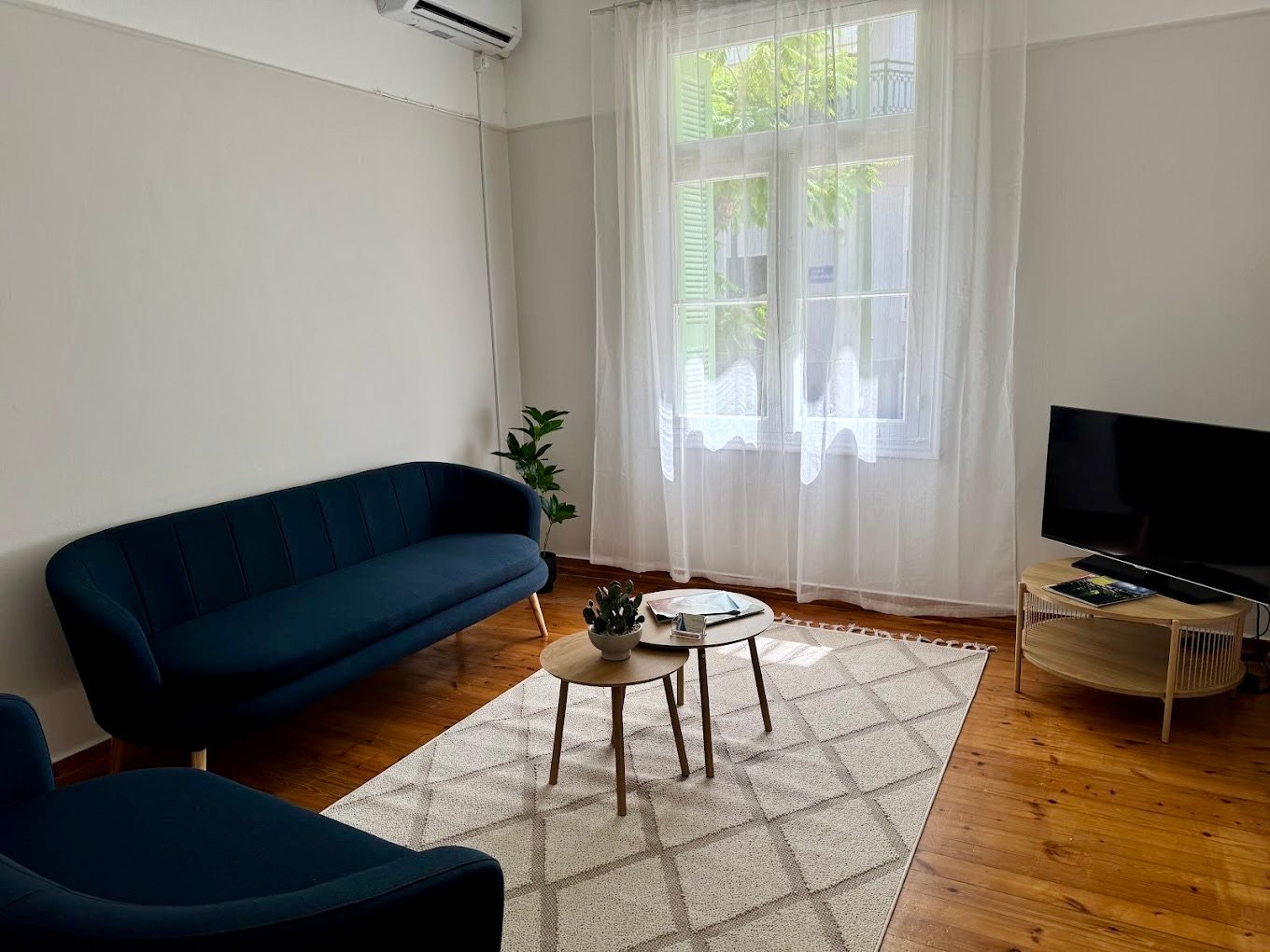 Φωτεινός χώρος αναμονής στο ορθοπεδικό ιατρείο Λουτρακίου