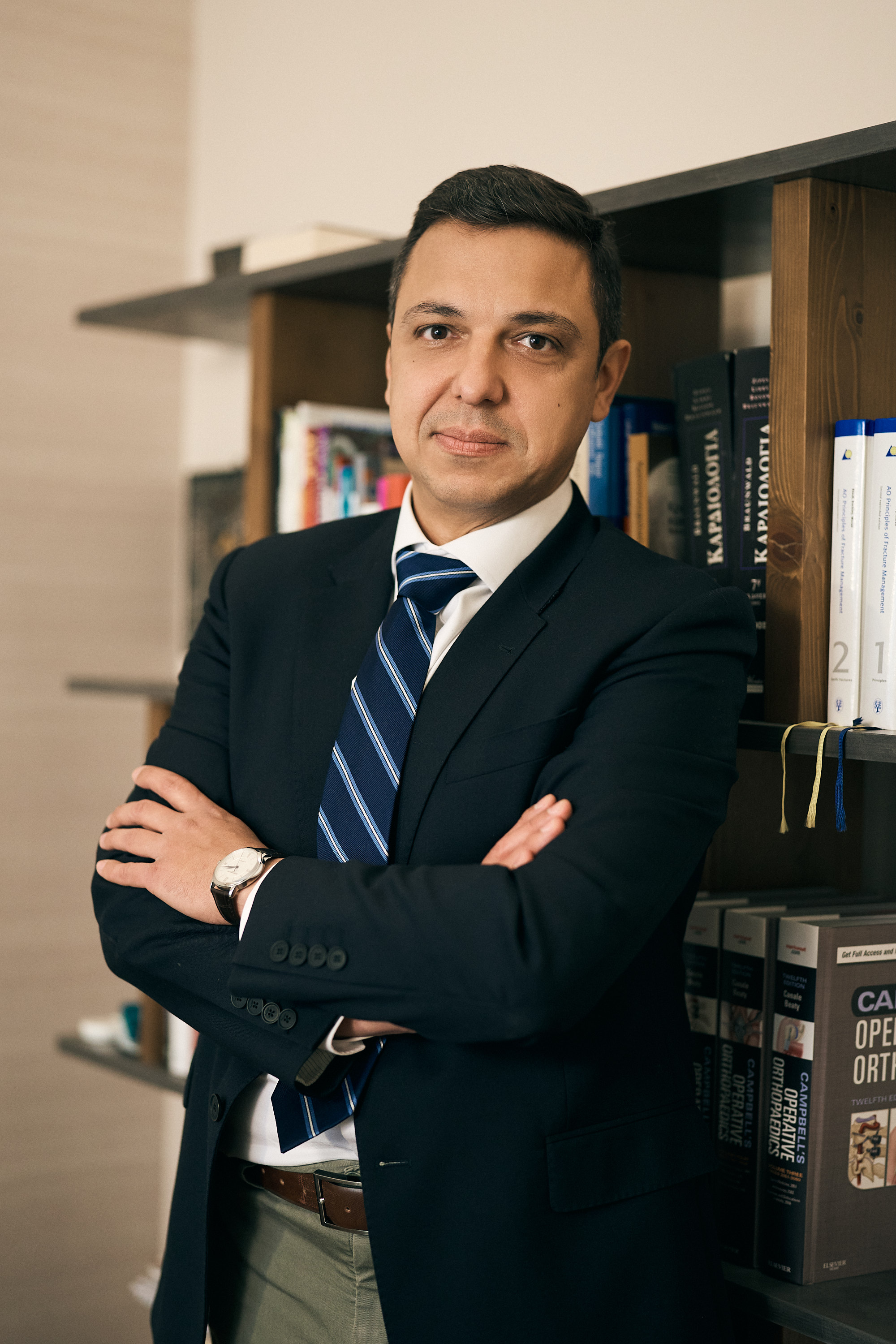 Ο ορθοπεδικός χειρουργός Γεώργιος Πετρίδης στο ιατρείο του
